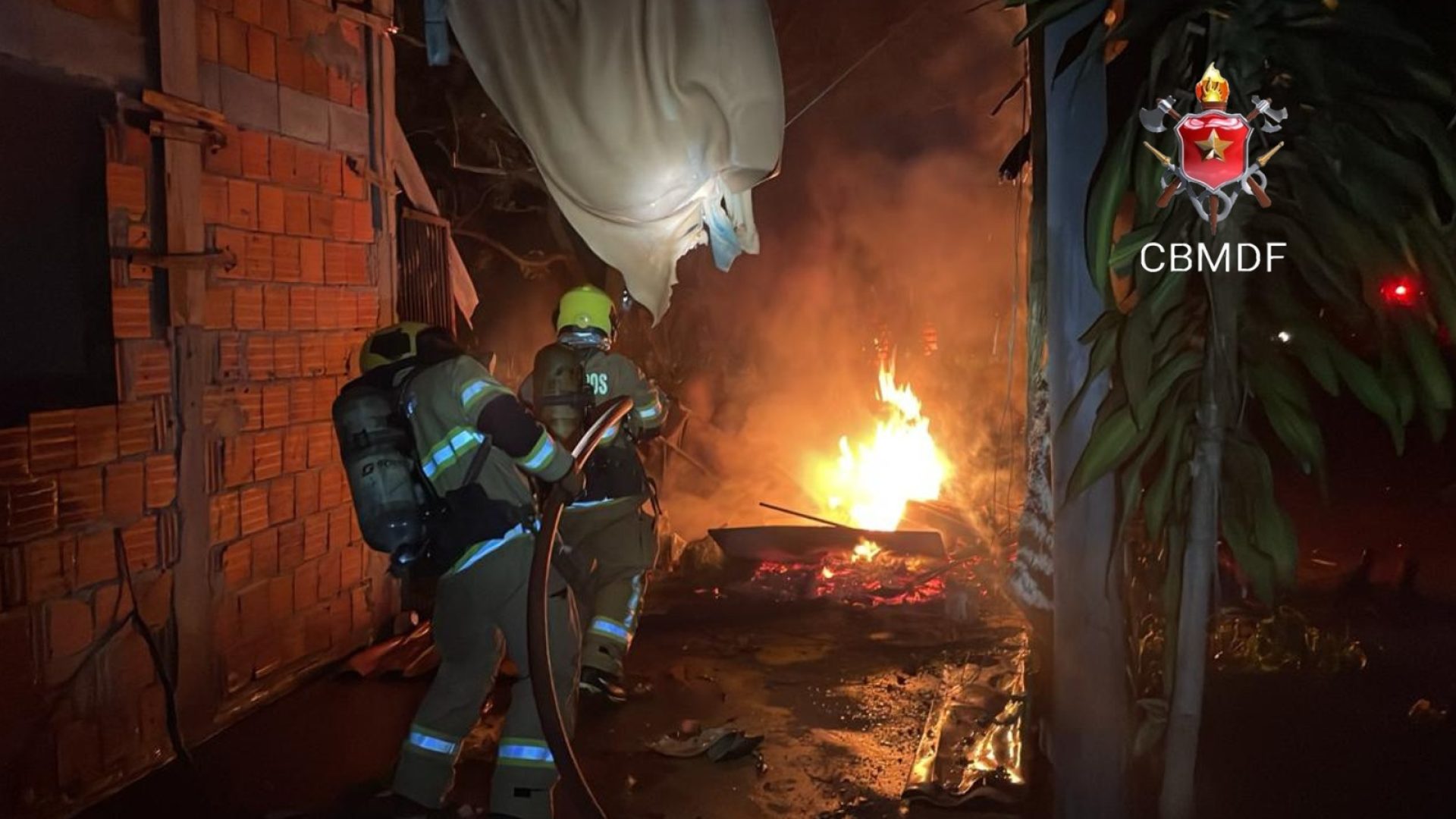Fogo atinge residência em Sobradinho e mobiliza equipes do Corpo de Bombeiros