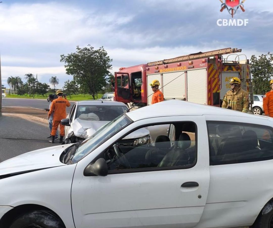 Colisão entre veículos mobiliza bombeiros e interdita faixas na via da Ponte JK