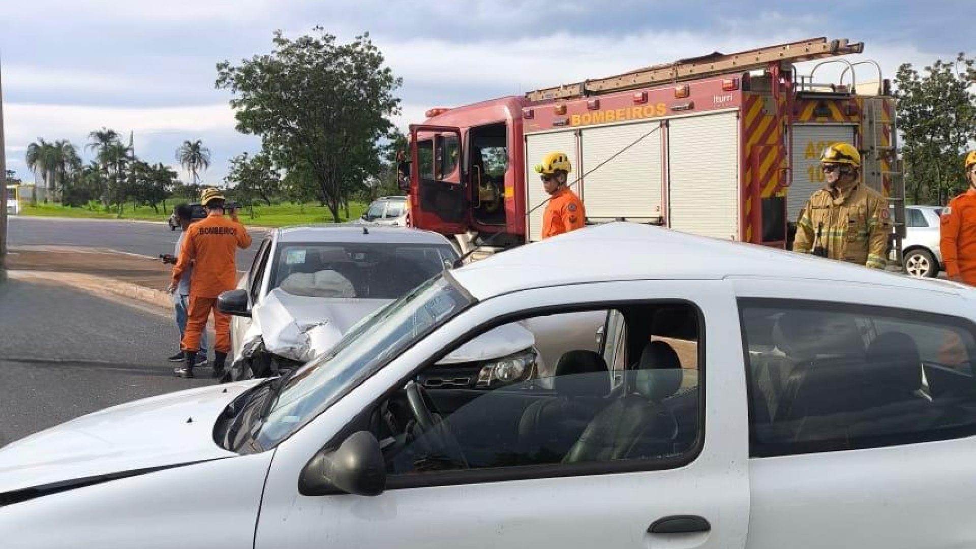 Colisão entre veículos mobiliza bombeiros e interdita faixas na via da Ponte JK