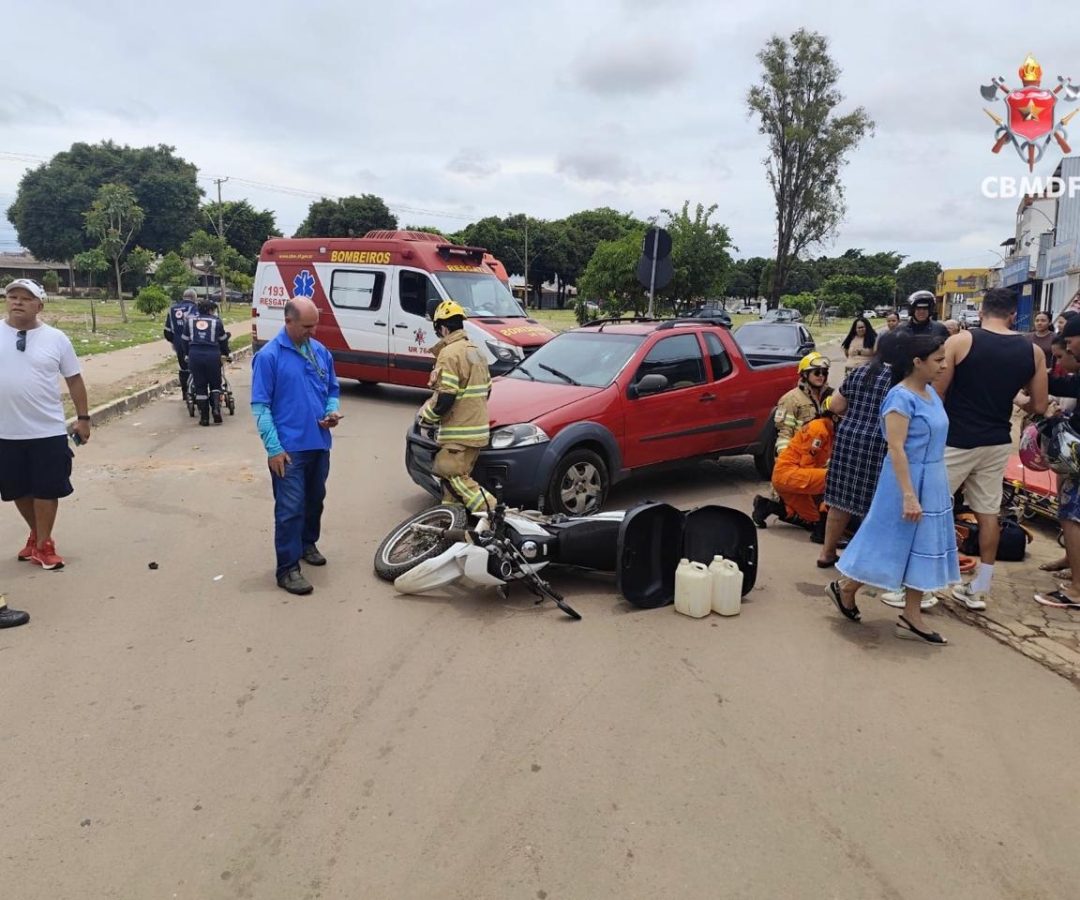 Colisão entre carro e motocicleta deixa duas pessoas feridas em Ceilândia