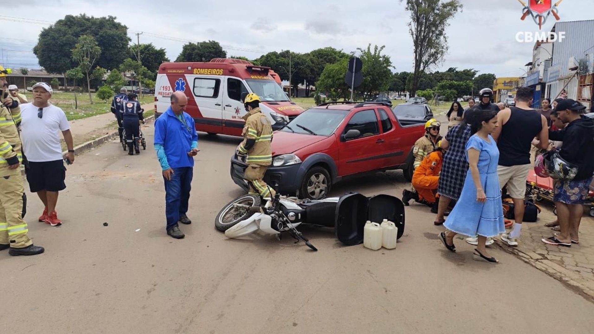 Colisão entre carro e motocicleta deixa duas pessoas feridas em Ceilândia