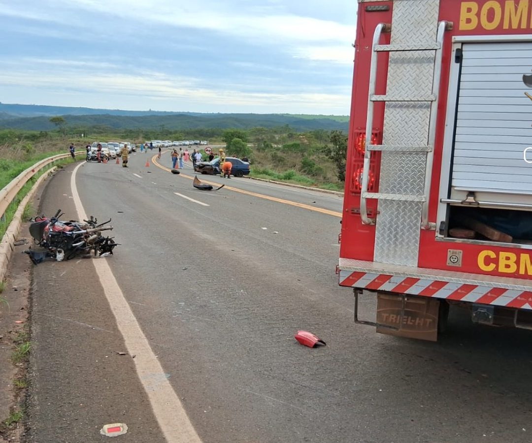 Acidente entre moto e carro deixa um morto na BR-251