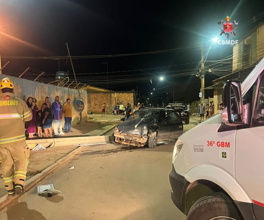 Carro bate em poste e deixa uma pessoa ferida no Sol Nascente