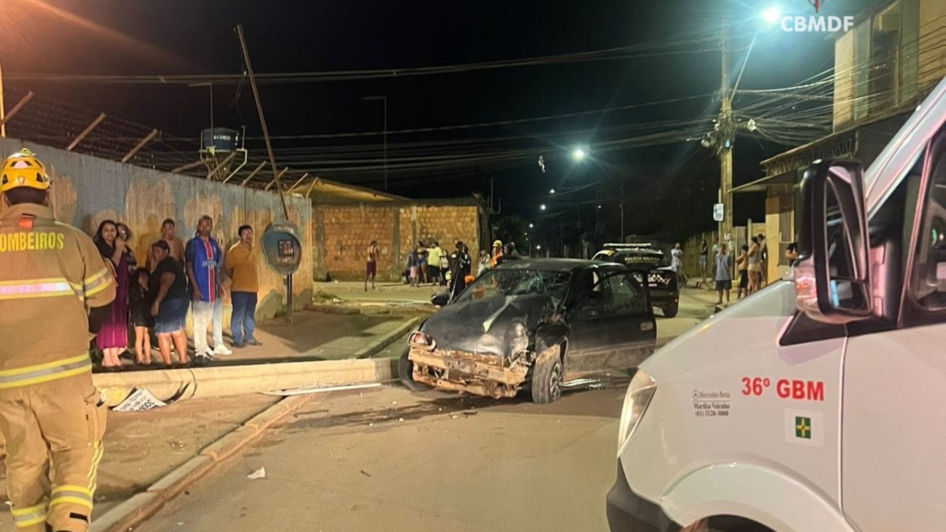 Carro bate em poste e deixa uma pessoa ferida no Sol Nascente