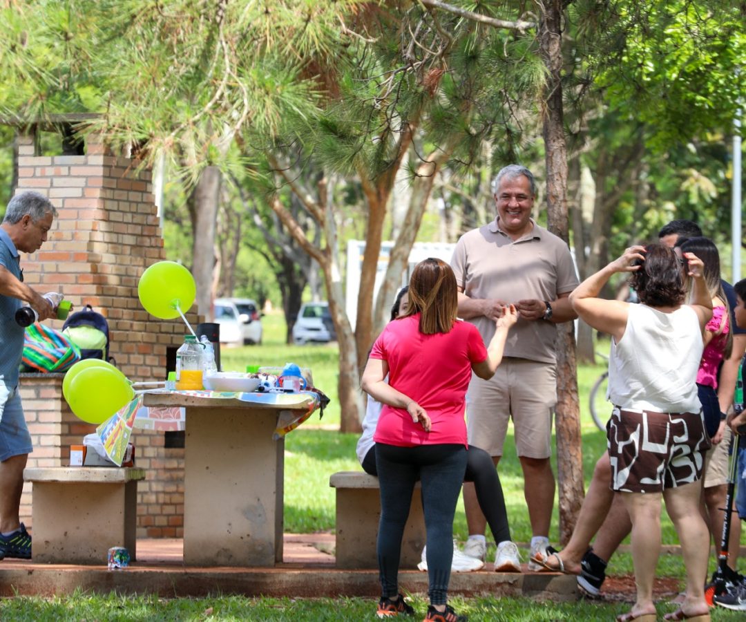 Famílias e amigos aproveitam domingo de sol nas novas churrasqueiras do Parque da Cidade