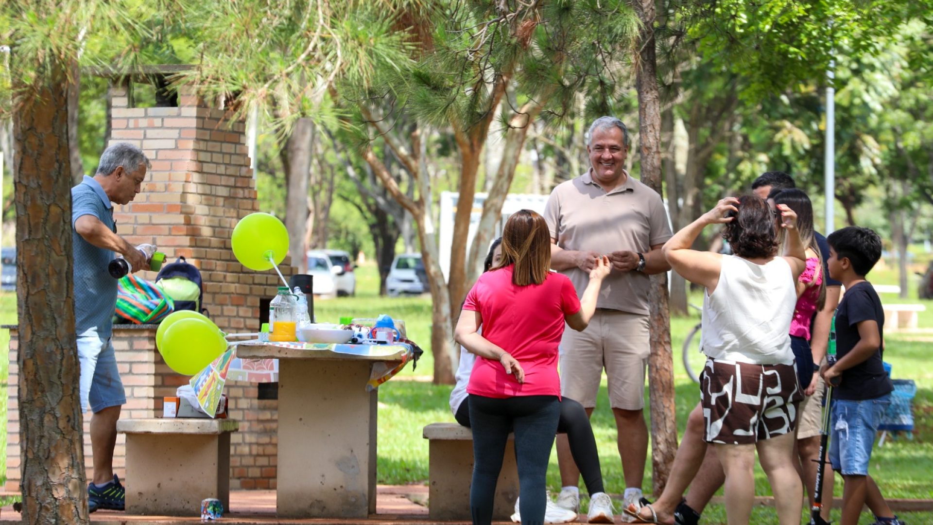 Famílias e amigos aproveitam domingo de sol nas novas churrasqueiras do Parque da Cidade