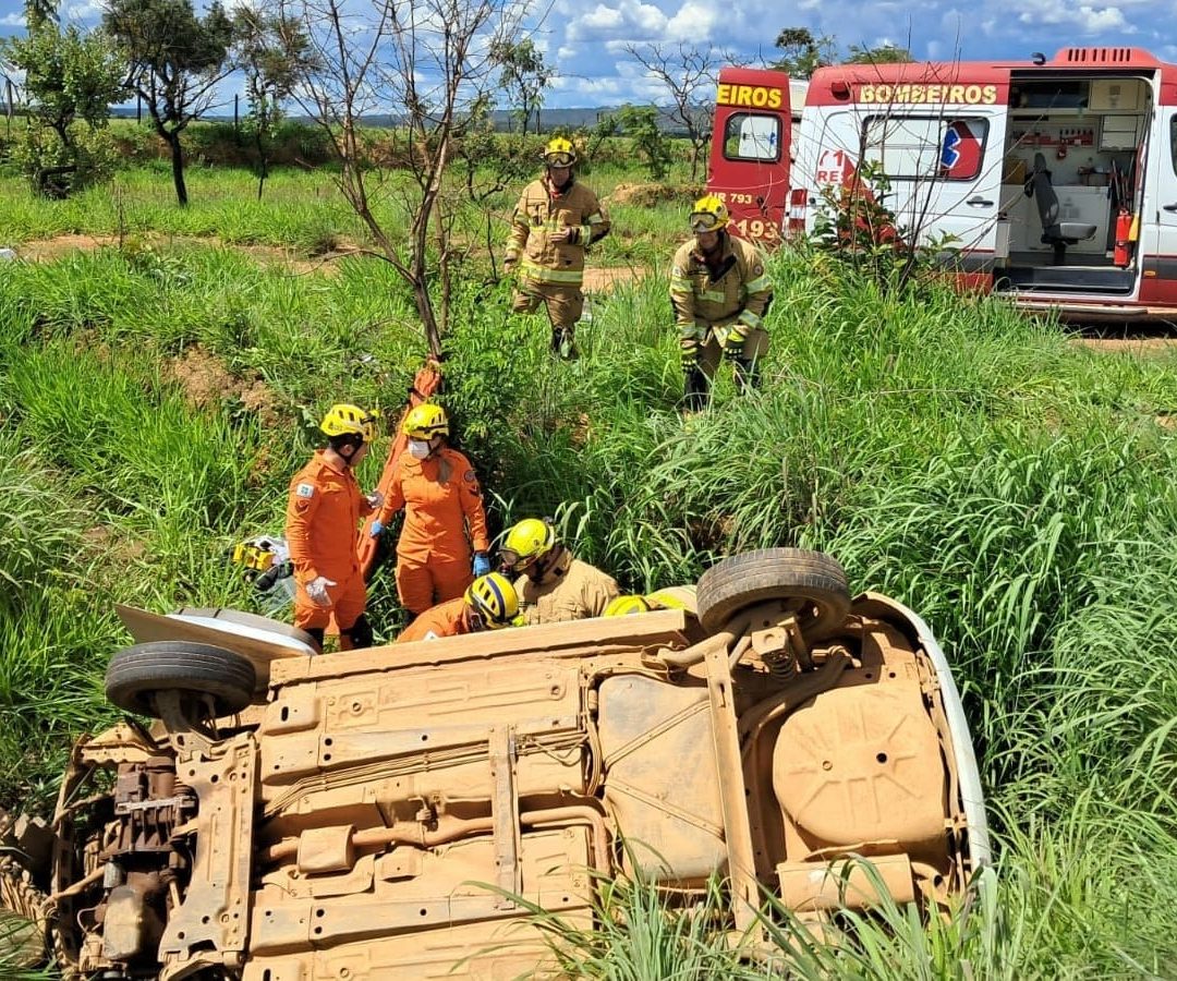 Motorista fica preso às ferragens após colisão entre carro e carreta na DF-290