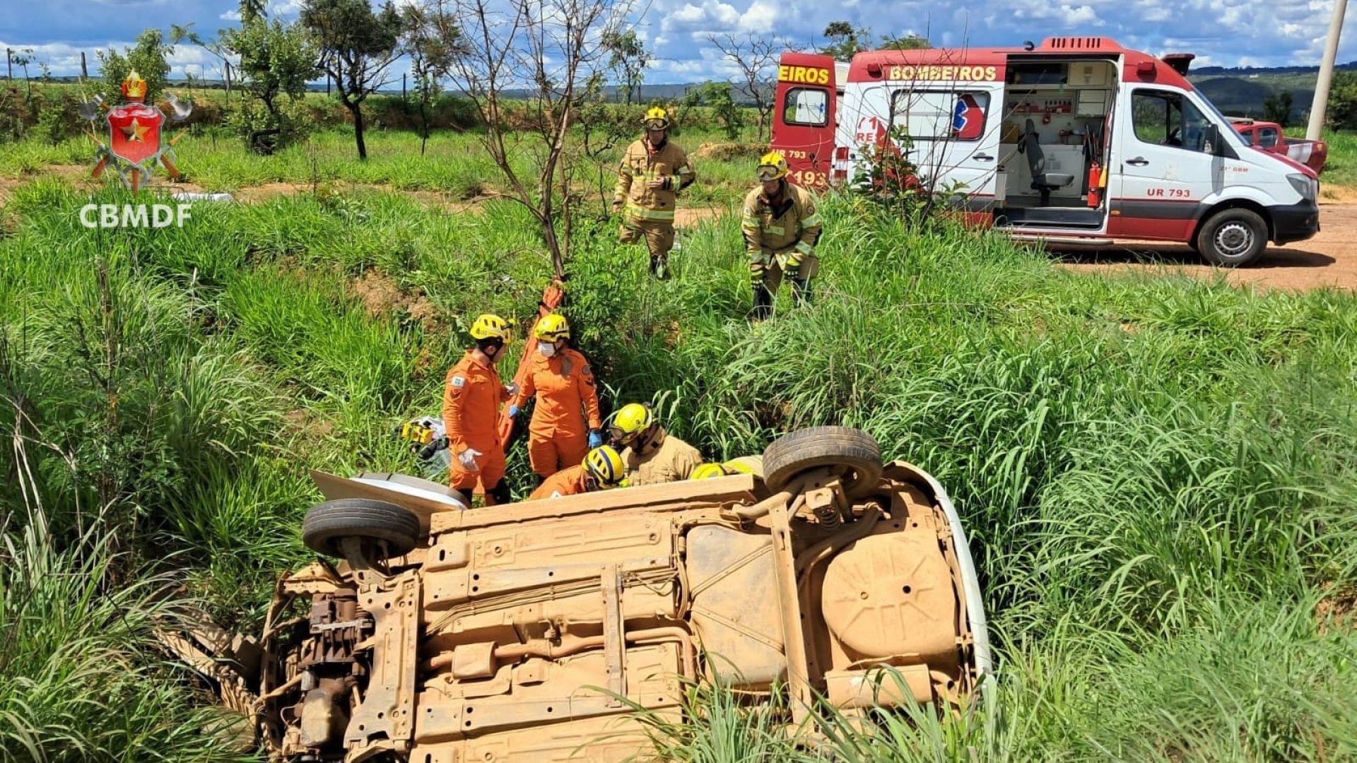Motorista fica preso às ferragens após colisão entre carro e carreta na DF-290