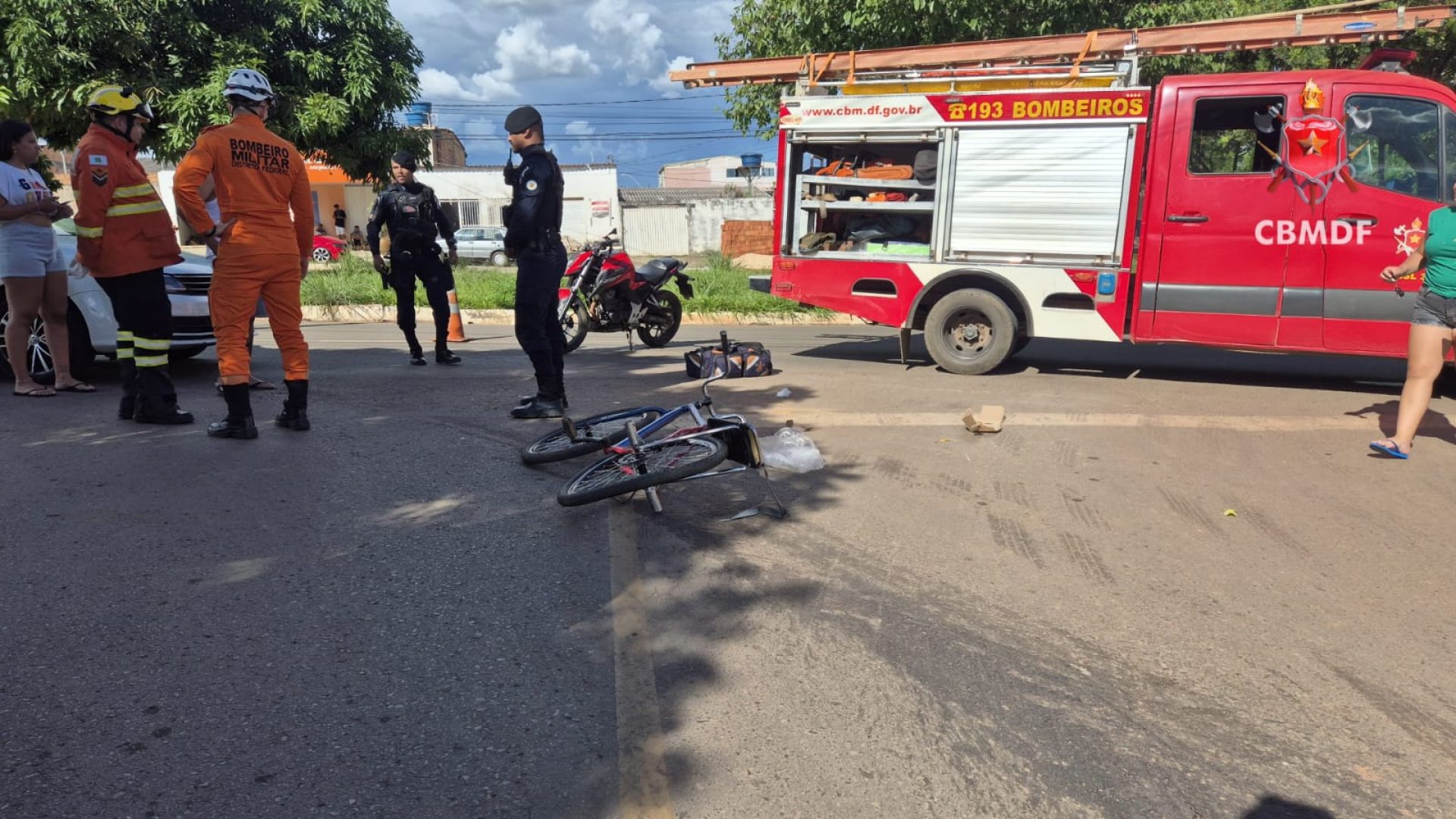 Dois adolescentes são atropelados por carro enquanto estavam de bicicleta em São Sebastião