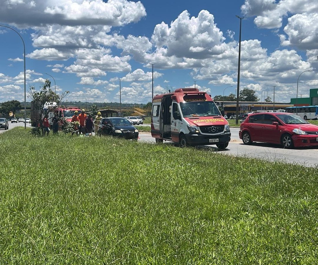 Colisão entre carreta cegonha e carro de passeio mobiliza bombeiros na EPIA