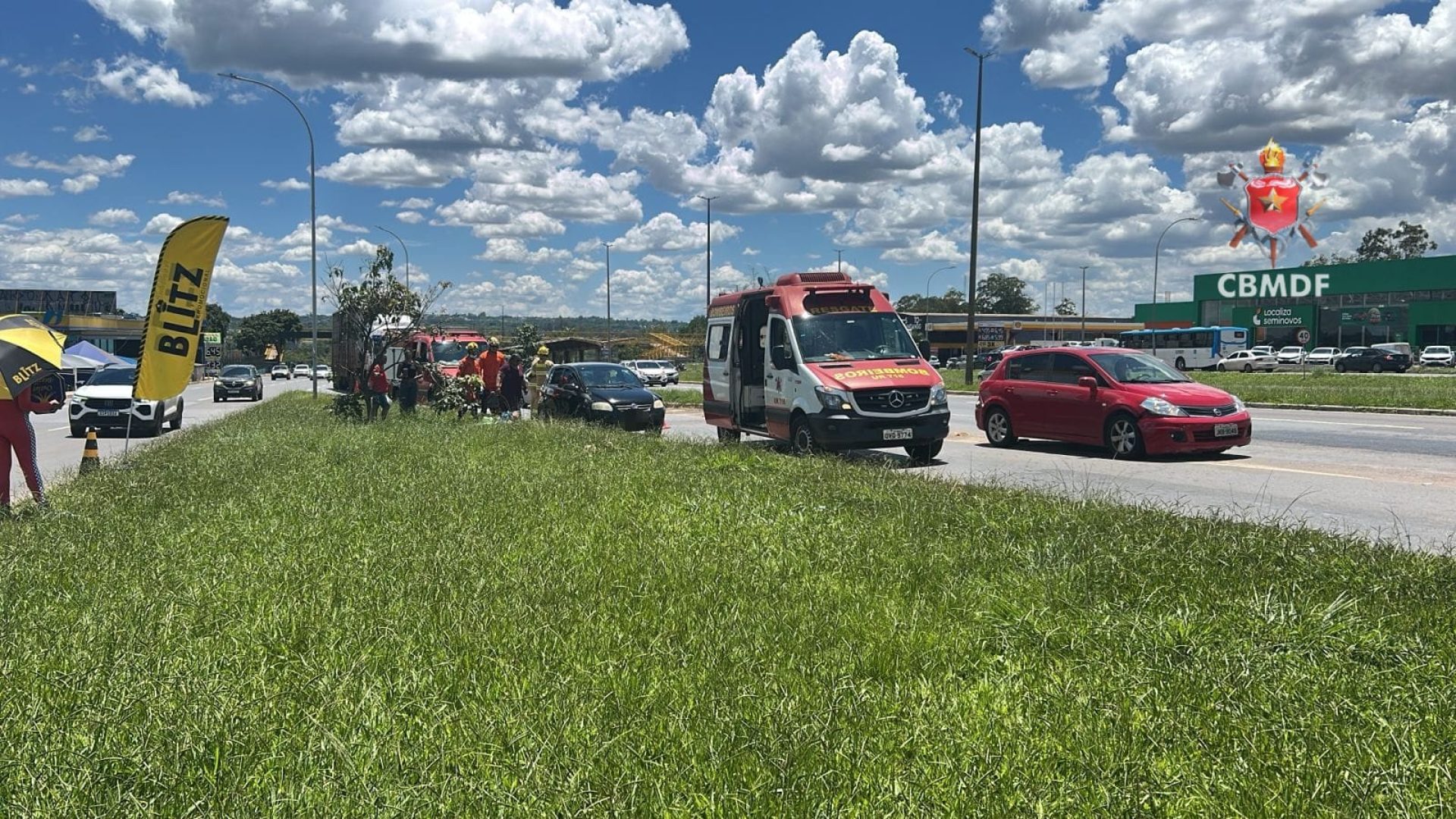 Colisão entre carreta cegonha e carro de passeio mobiliza bombeiros na EPIA