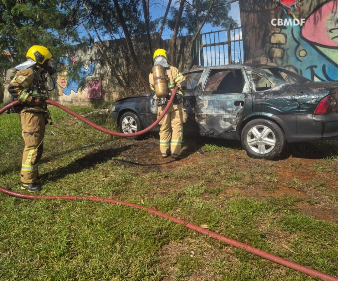 Carro pega fogo em Santa Maria; proprietário passa mal e é levado ao hospital