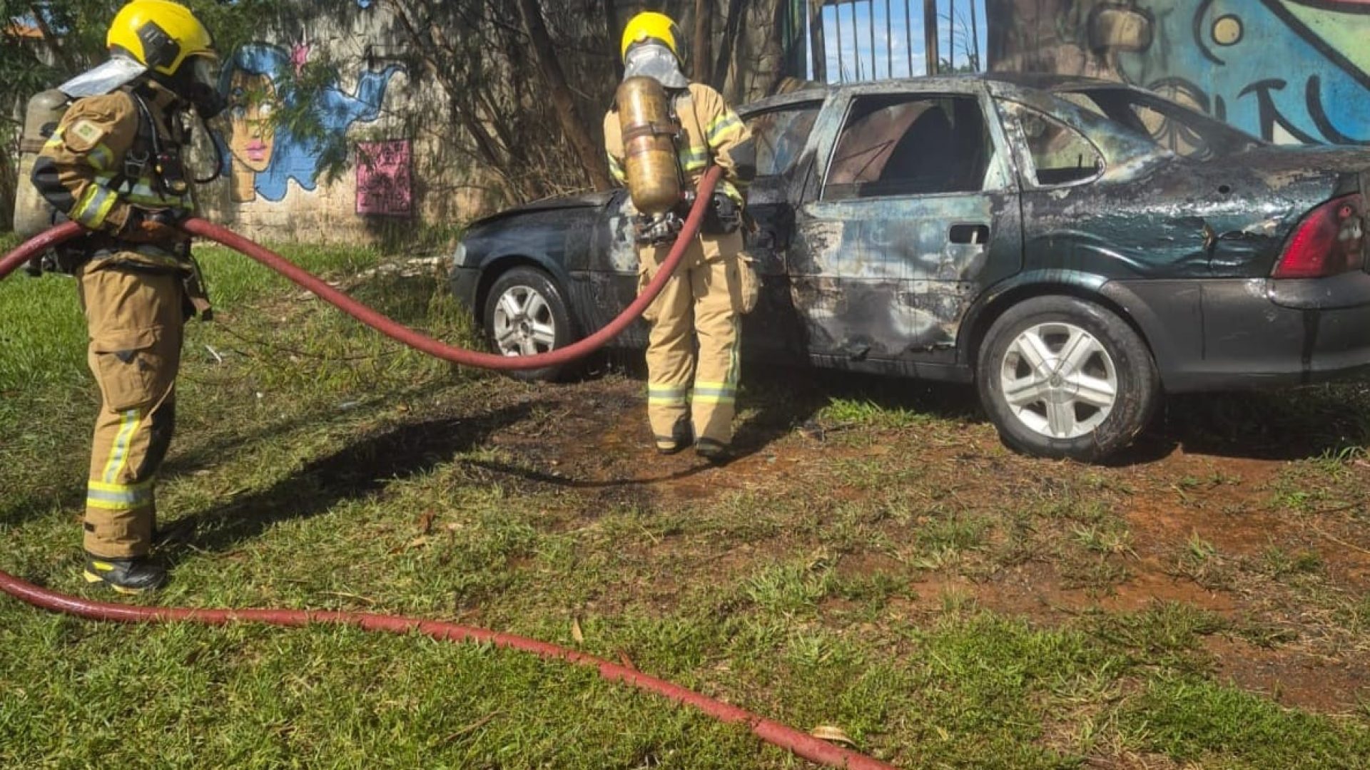 Carro pega fogo em Santa Maria; proprietário passa mal e é levado ao hospital
