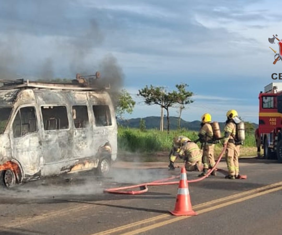 Van pega fogo na DF-130, em Planaltina