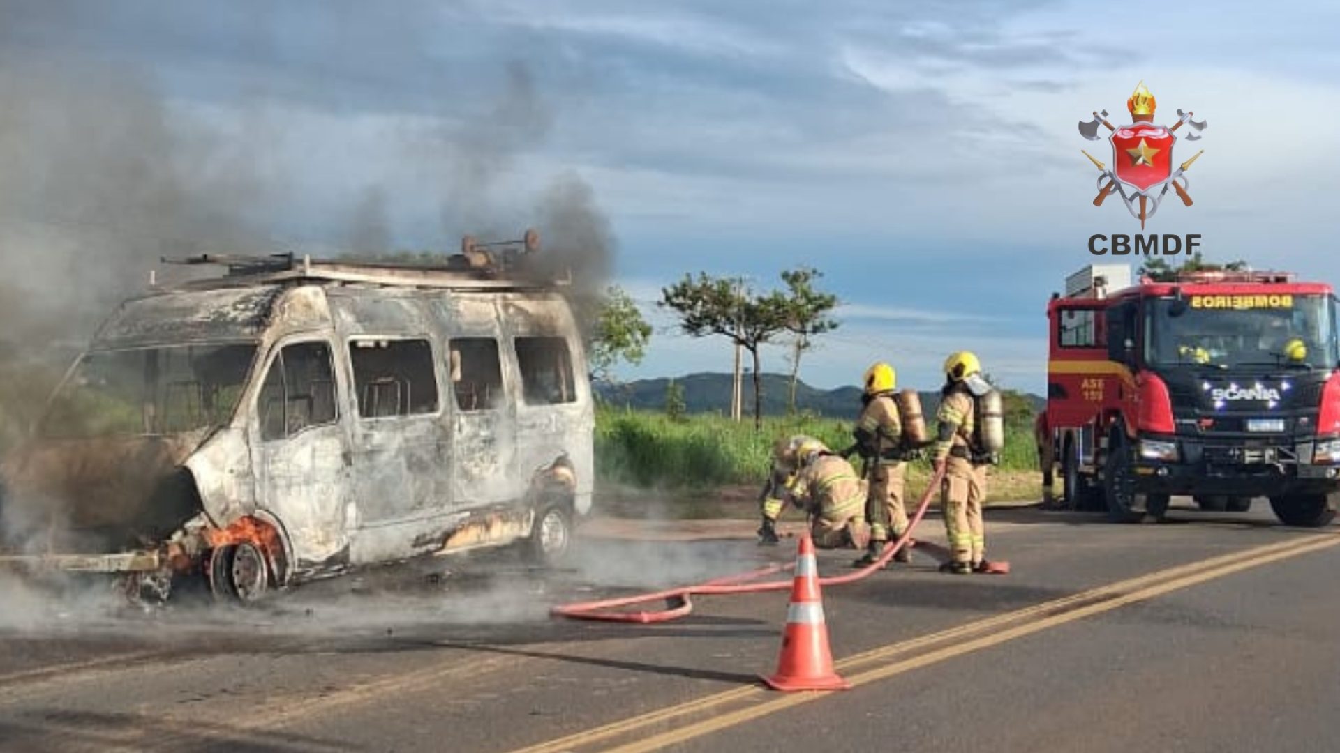 Van pega fogo na DF-130, em Planaltina