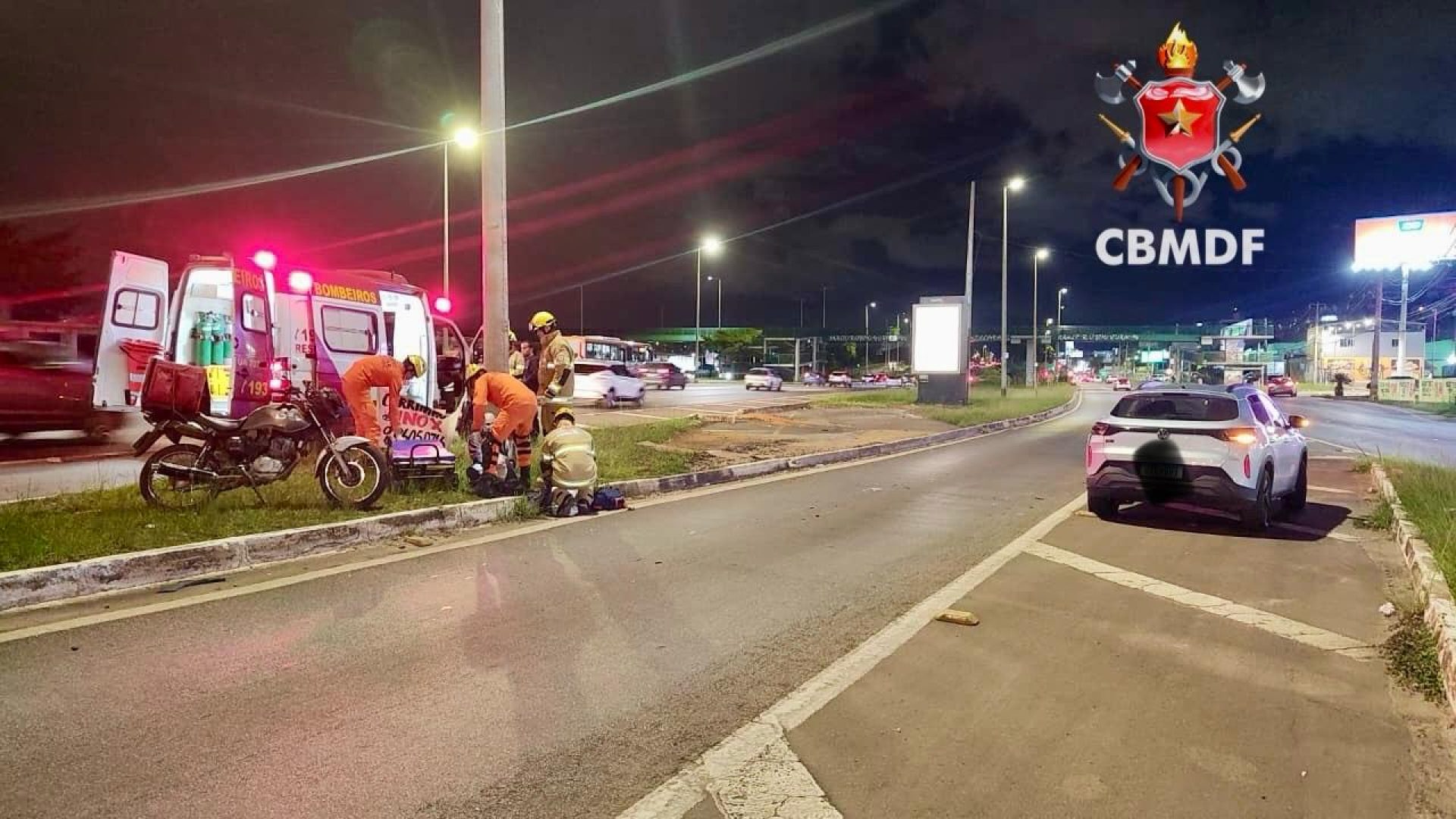 Colisão entre carro e motocicleta deixa motociclista ferido na EPTG