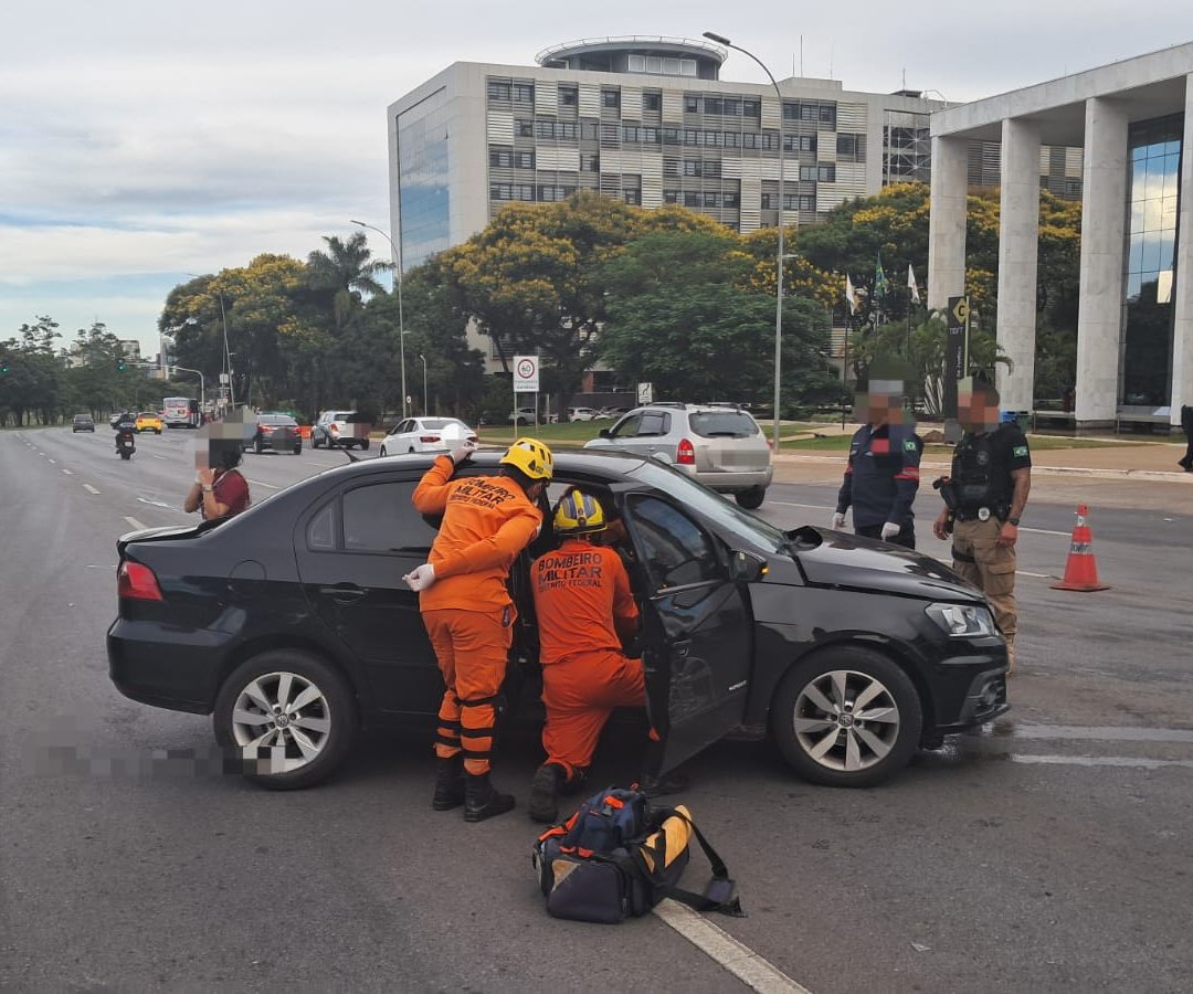 Acidente com ambulância deixa feridos e paralisa trânsito no centro de Brasília