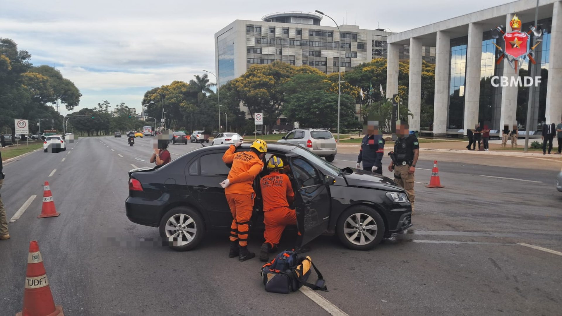Acidente com ambulância deixa feridos e paralisa trânsito no centro de Brasília