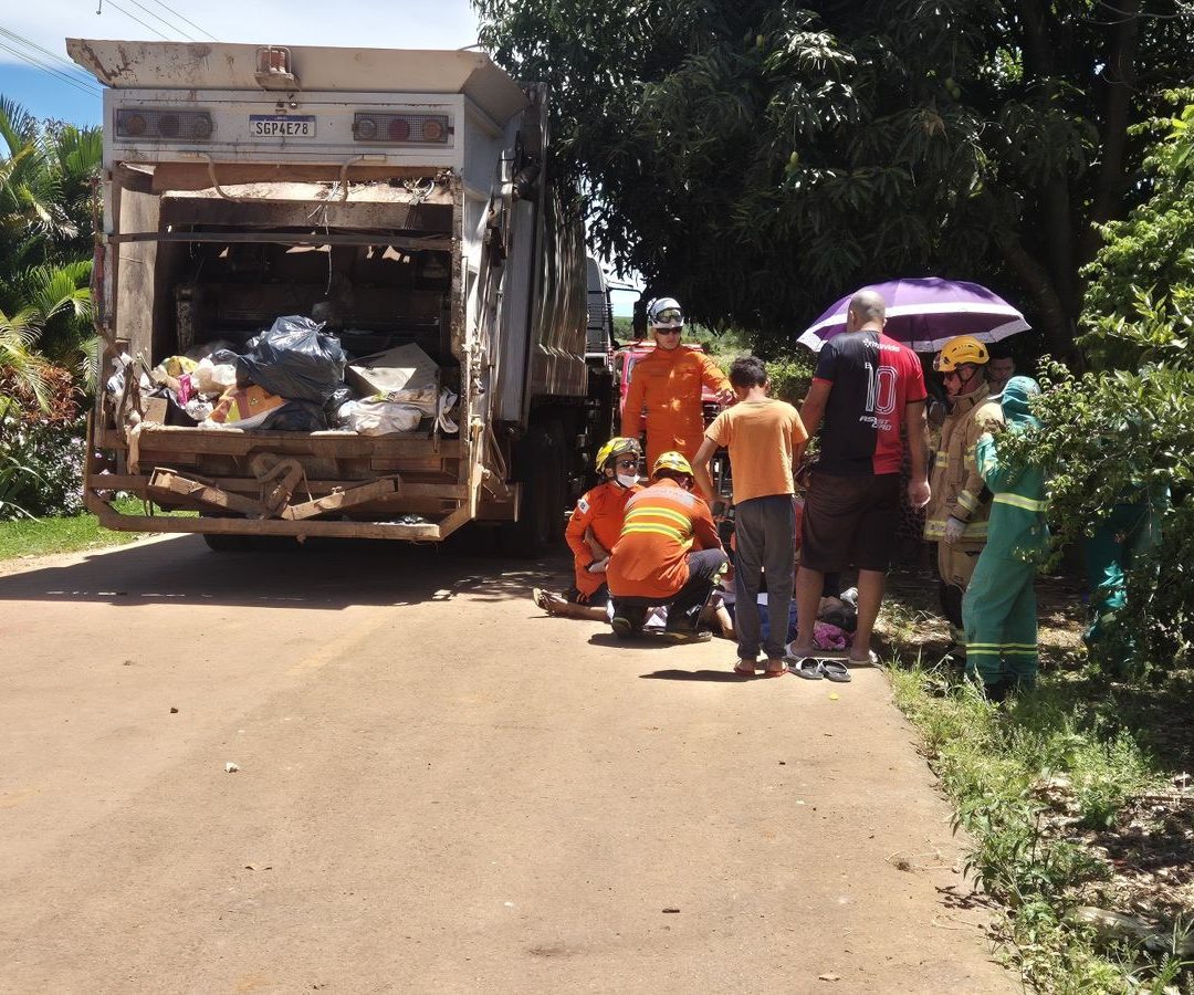 Ciclista é atropelado por caminhão de lixo em São Sebastião