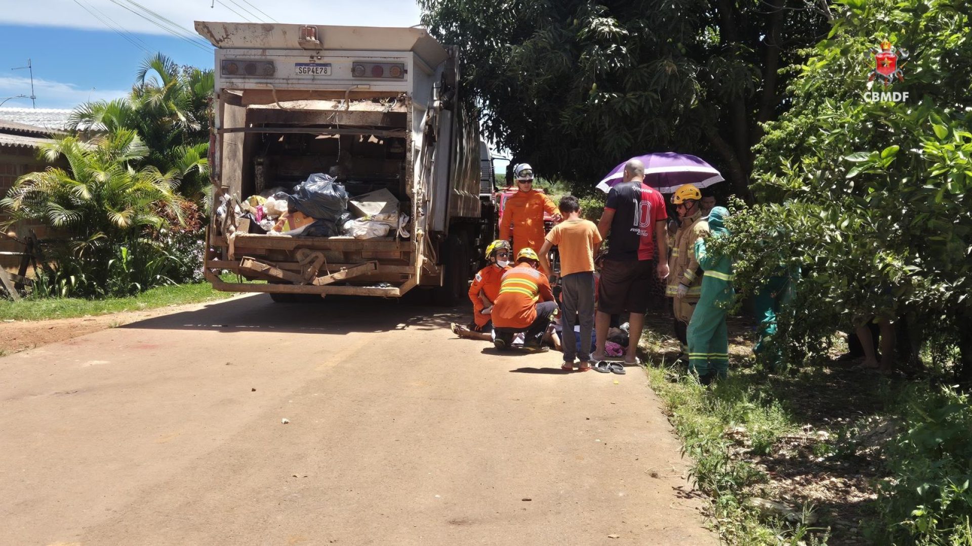 Ciclista é atropelado por caminhão de lixo em São Sebastião