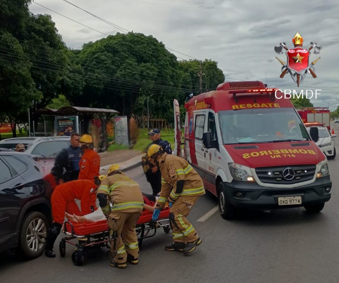 Motorista fica ferida após carro colidir com semáforo no Guará II