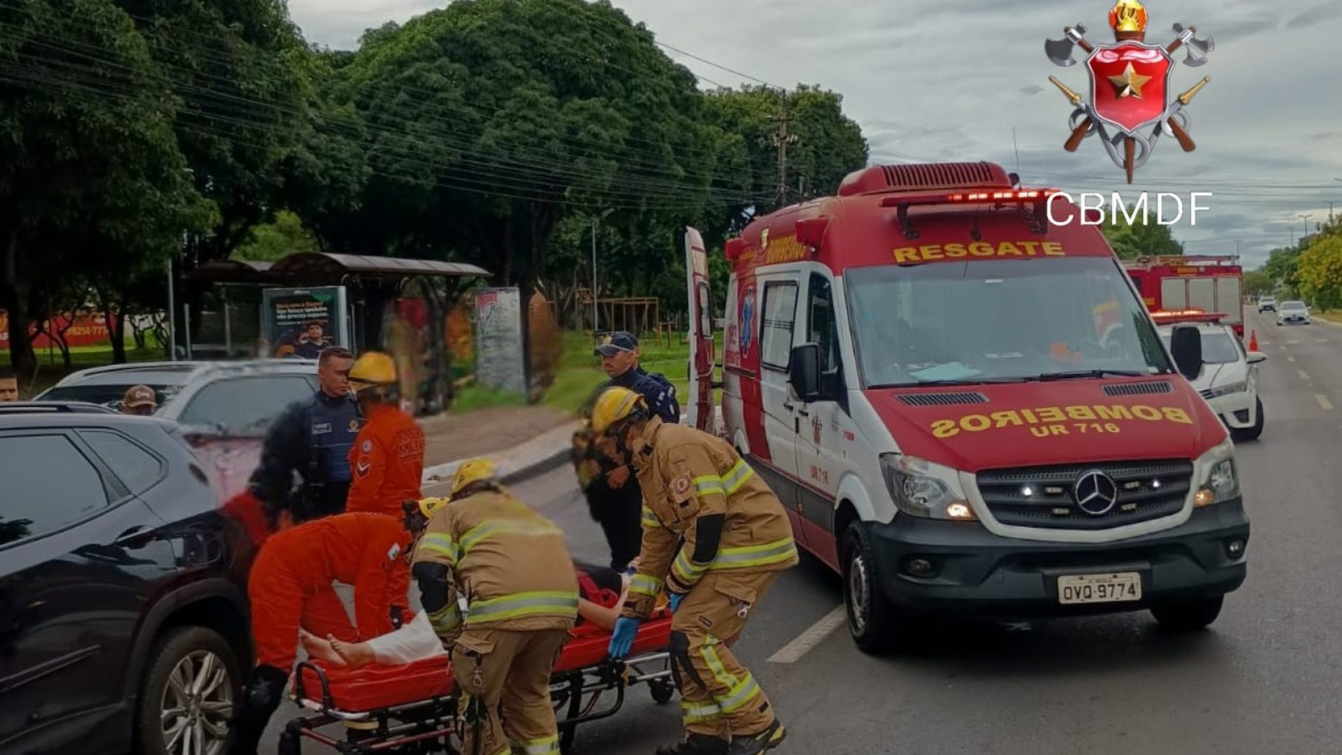 Motorista fica ferida após carro colidir com semáforo no Guará II