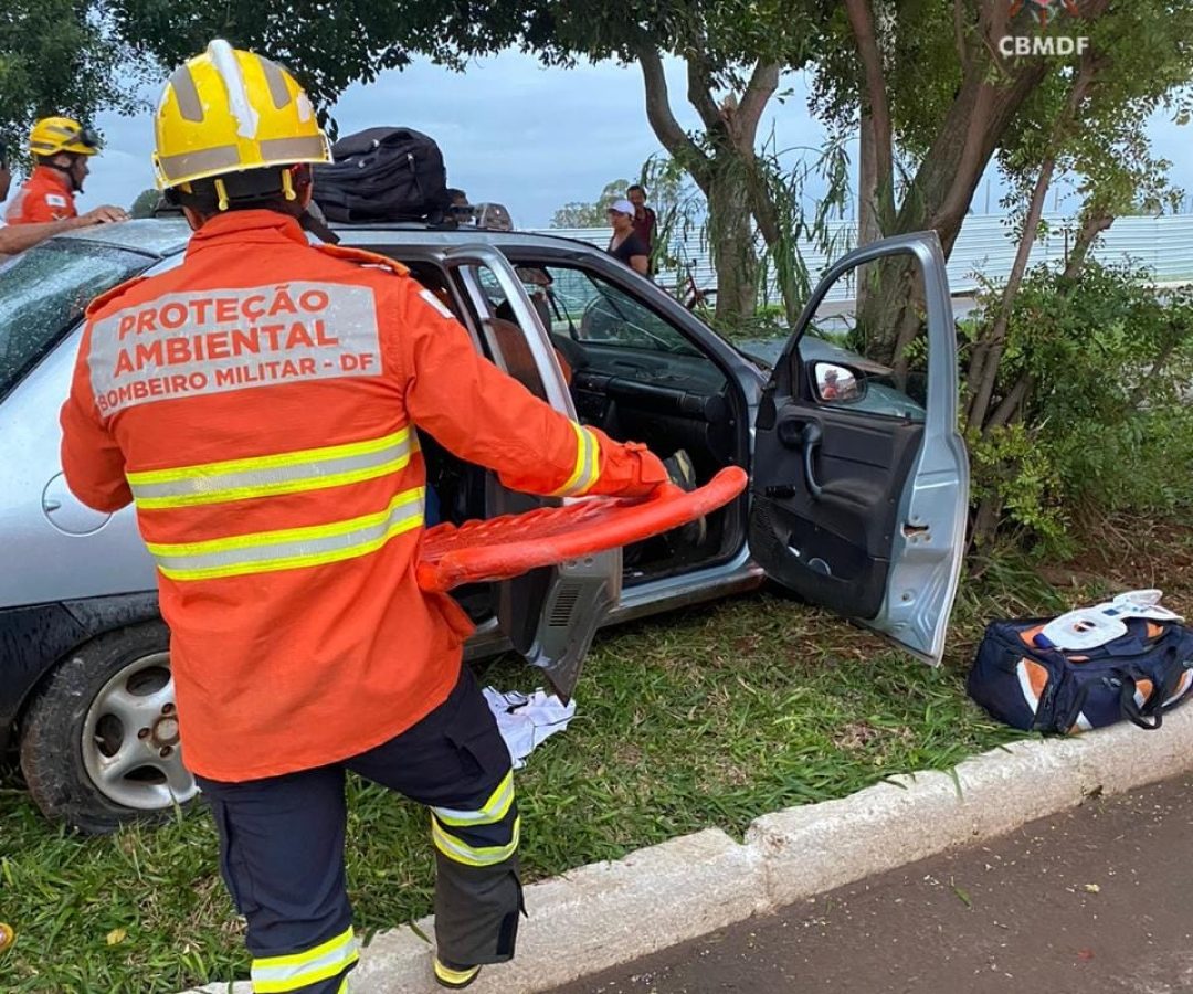 Colisão com árvore deixa quatro feridos e interdita avenida em Santa Maria