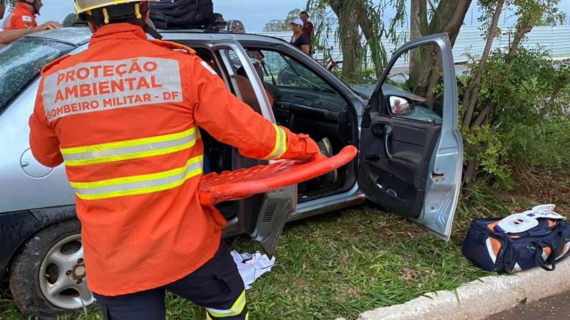 Colisão com árvore deixa quatro feridos e interdita avenida em Santa Maria
