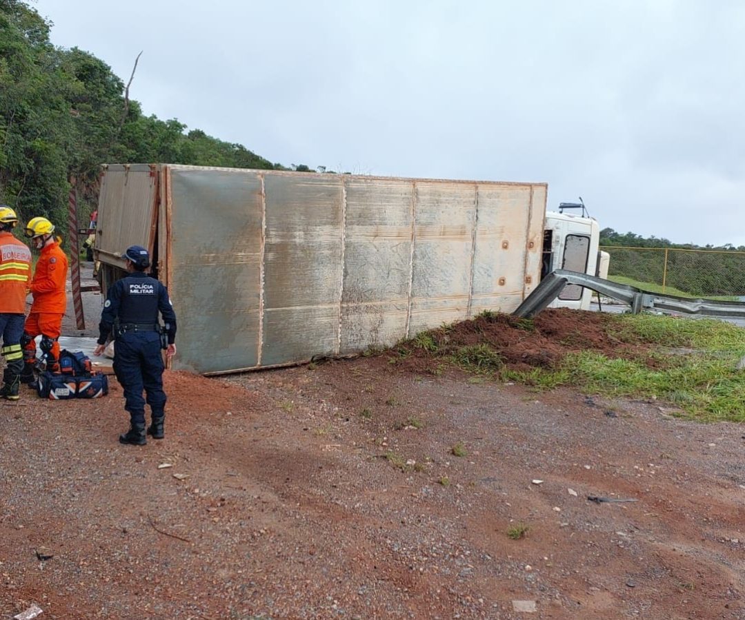 Caminhão refrigerado tomba na Barragem do Paranoá e mobiliza bombeiros