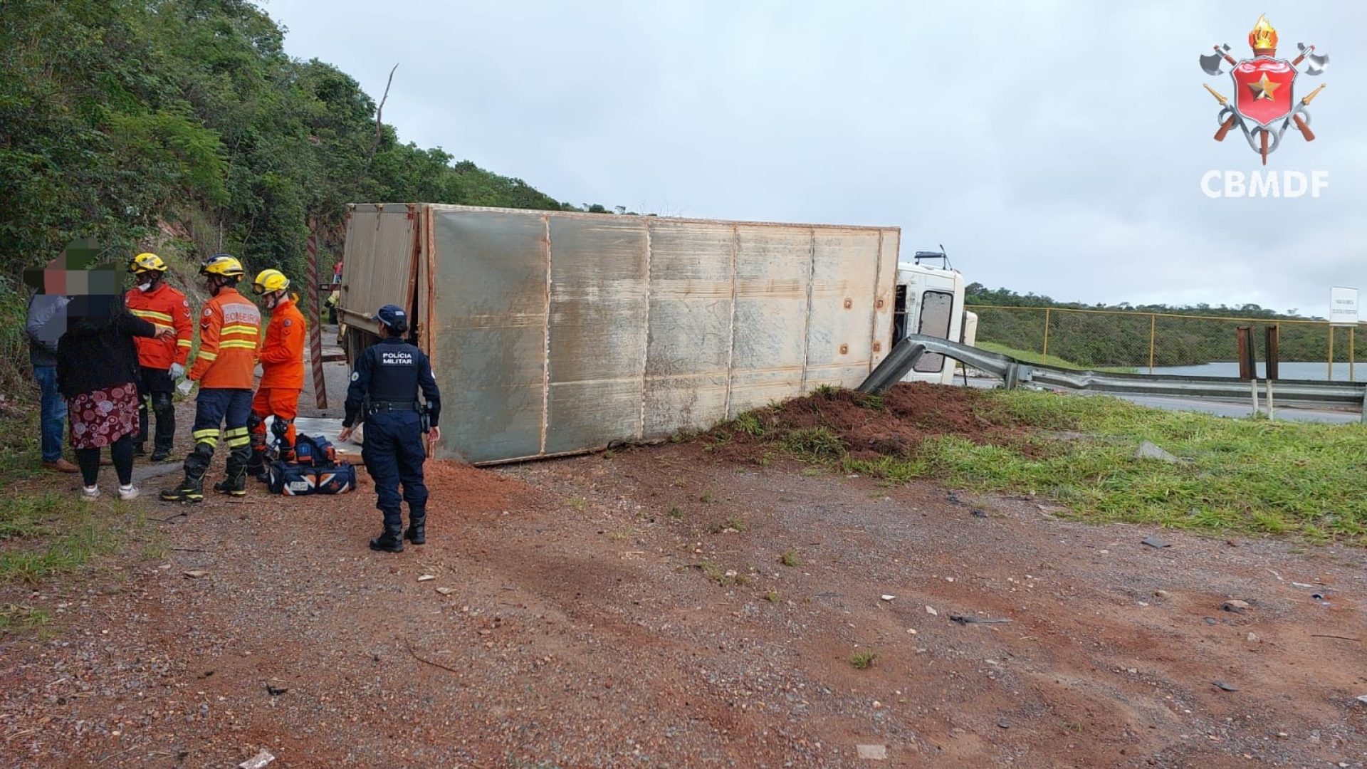 Caminhão refrigerado tomba na Barragem do Paranoá e mobiliza bombeiros
