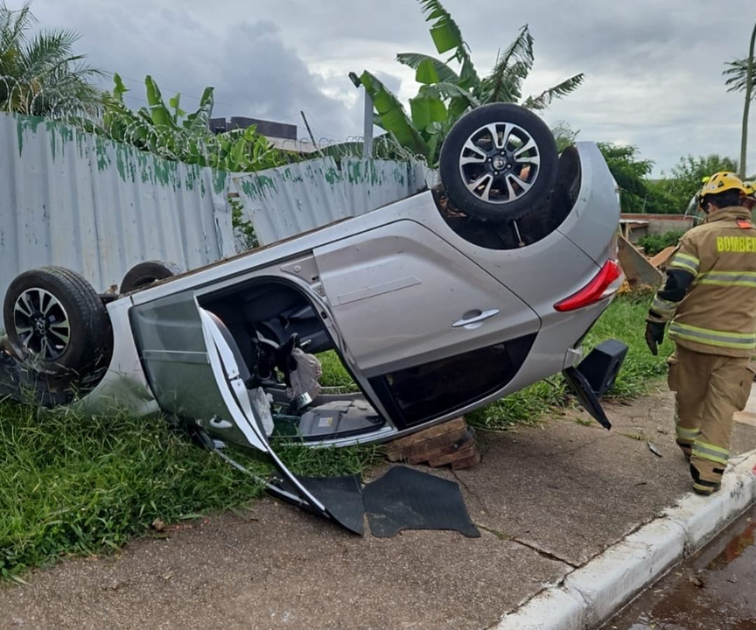 Carro invade canteiro central e atinge muro de residências no Lago Norte