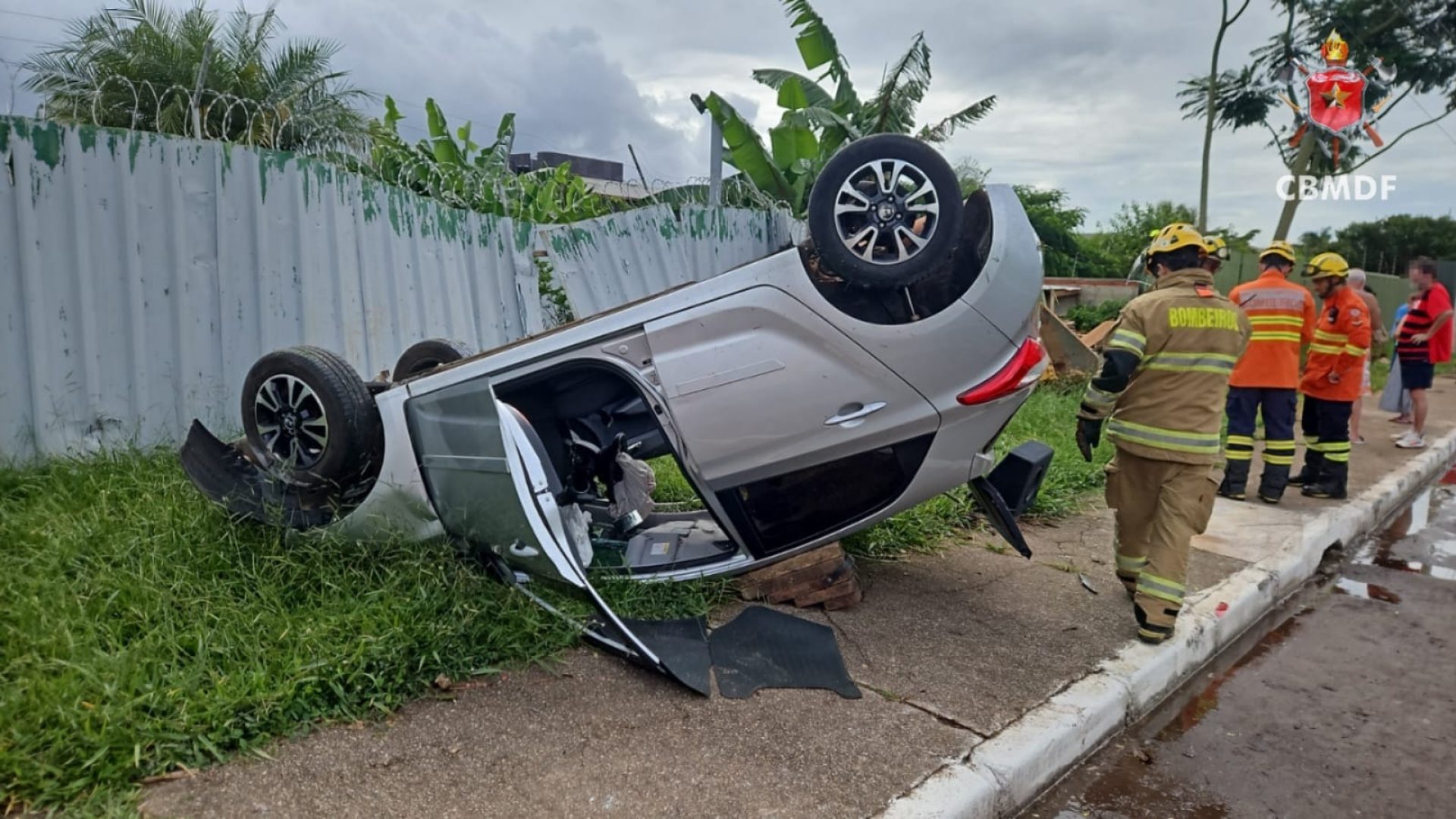 Carro invade canteiro central e atinge muro de residências no Lago Norte