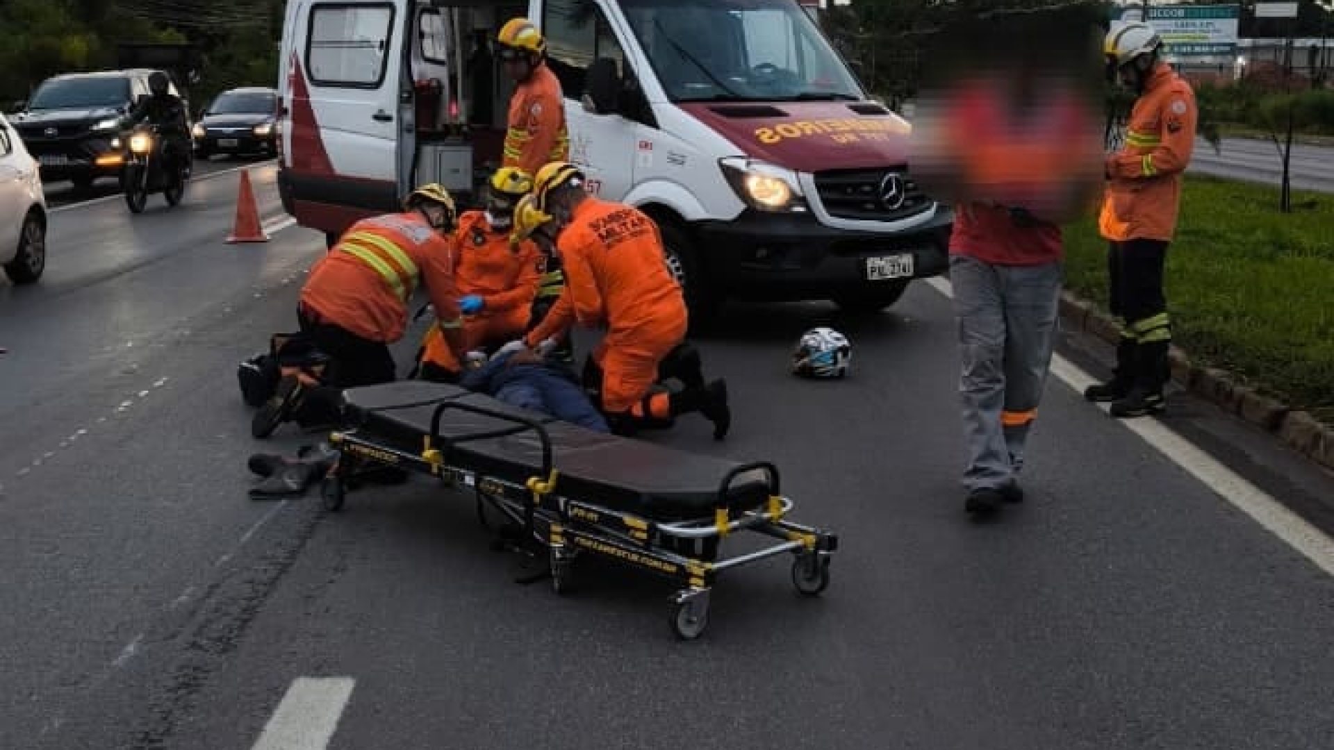 Motociclista é socorrido após colisão com carro no Núcleo Bandeirante