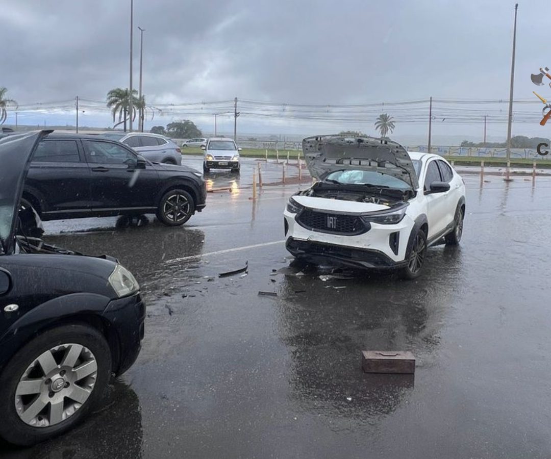 Colisão entre dois veículos deixa uma mulher ferida no Setor Noroeste