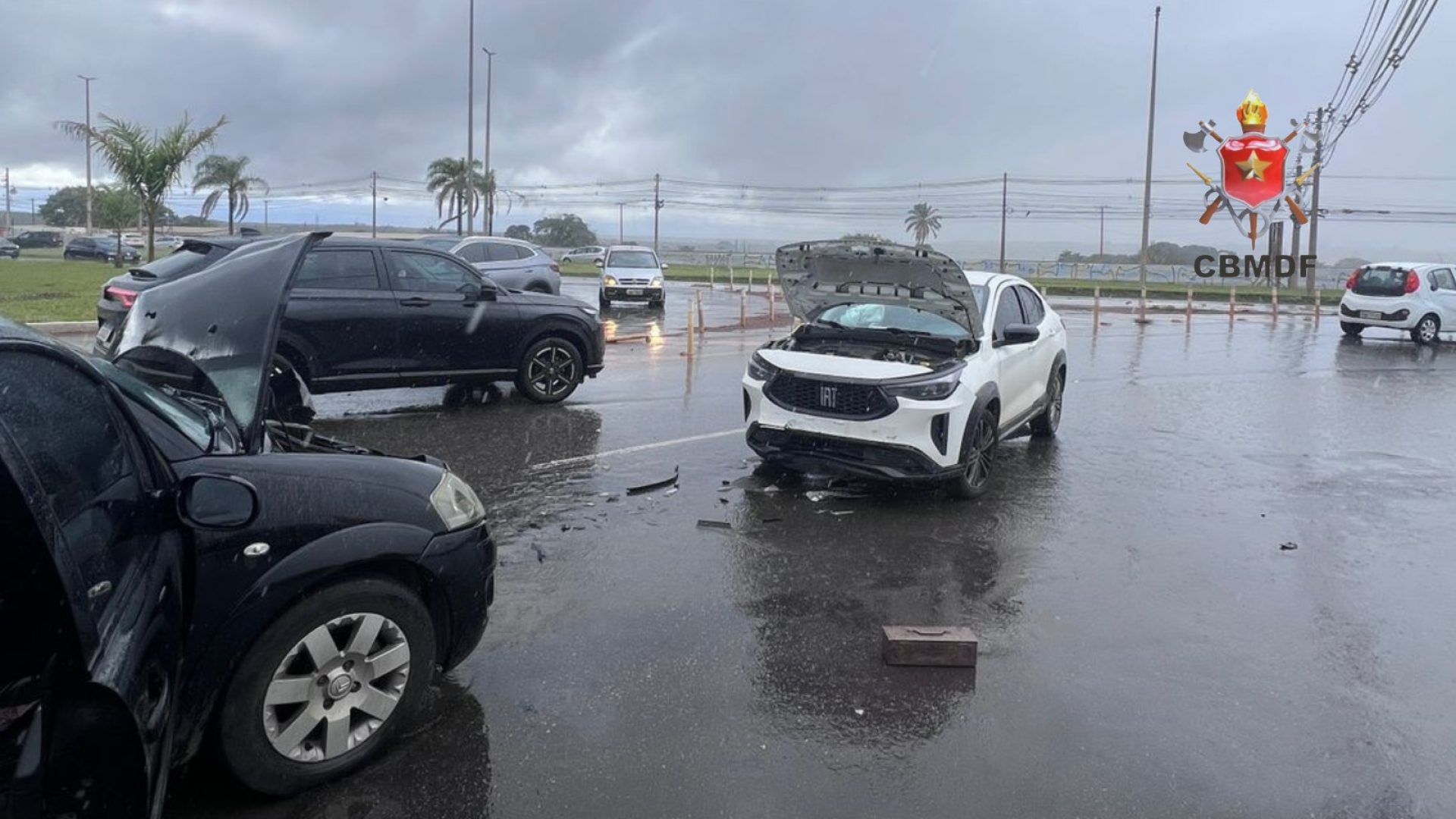 Colisão entre dois veículos deixa uma mulher ferida no Setor Noroeste