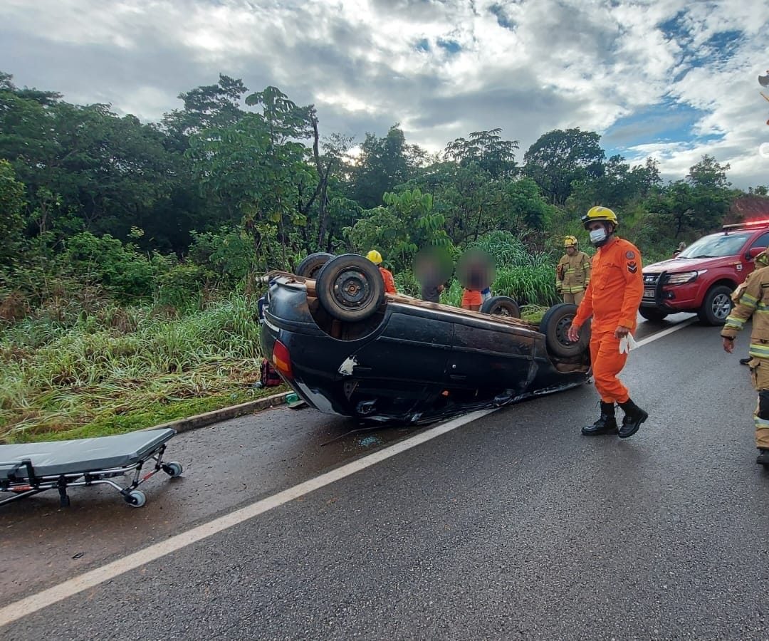 Carro capota na BR-080 e motorista é levado ao hospital em Brazlândia