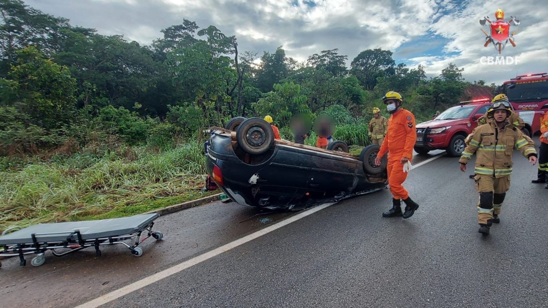Carro capota na BR-080 e motorista é levado ao hospital em Brazlândia