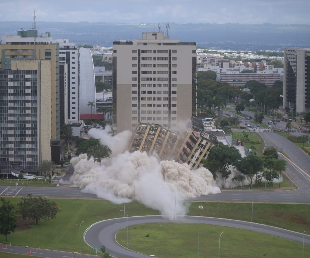 Torre Palace é implodido após mais de 50 anos como ícone da capital