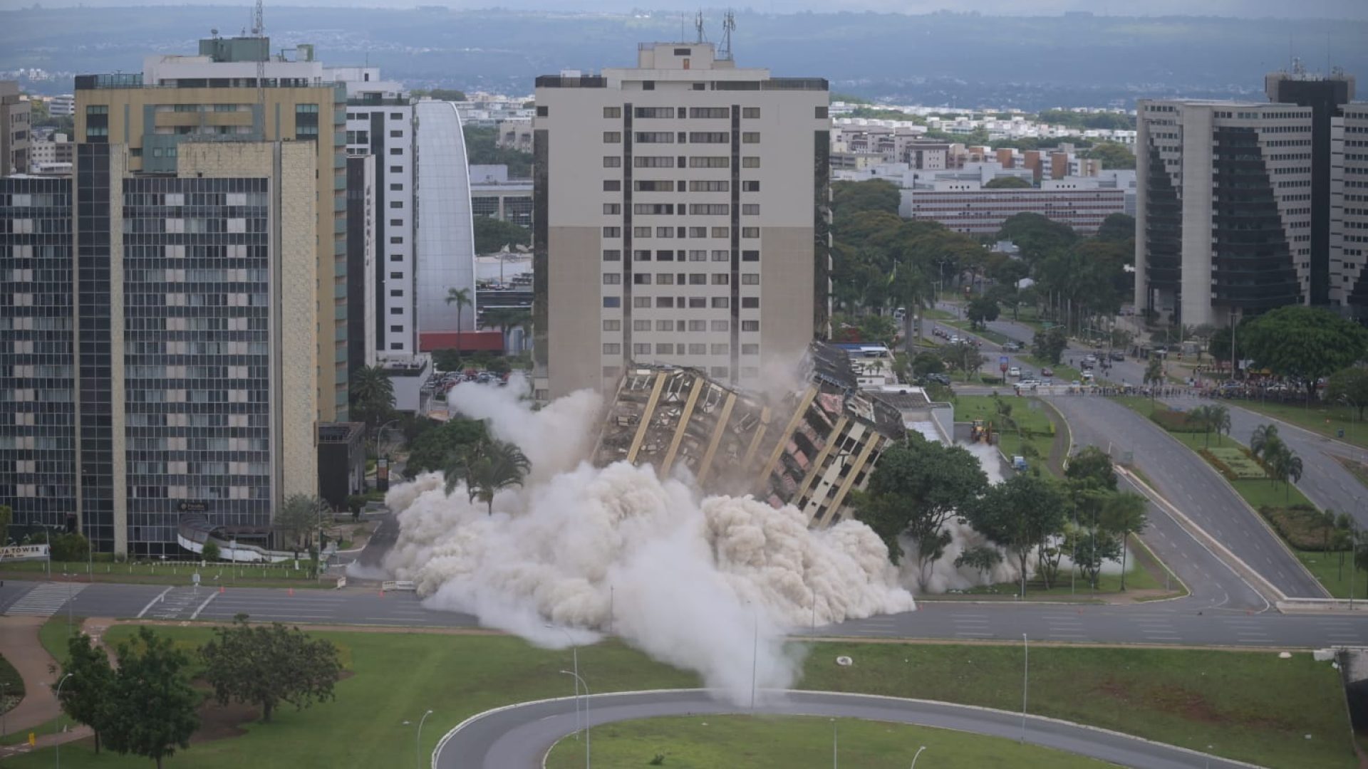 Torre Palace é implodido após mais de 50 anos como ícone da capital