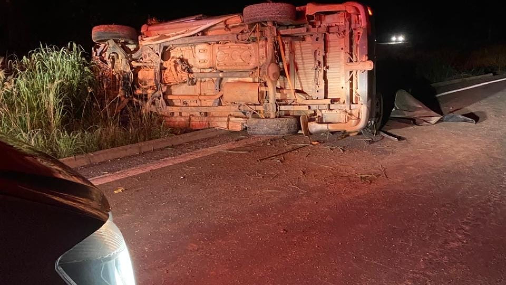 Capotamento na BR-080 deixa cinco feridos, incluindo uma criança