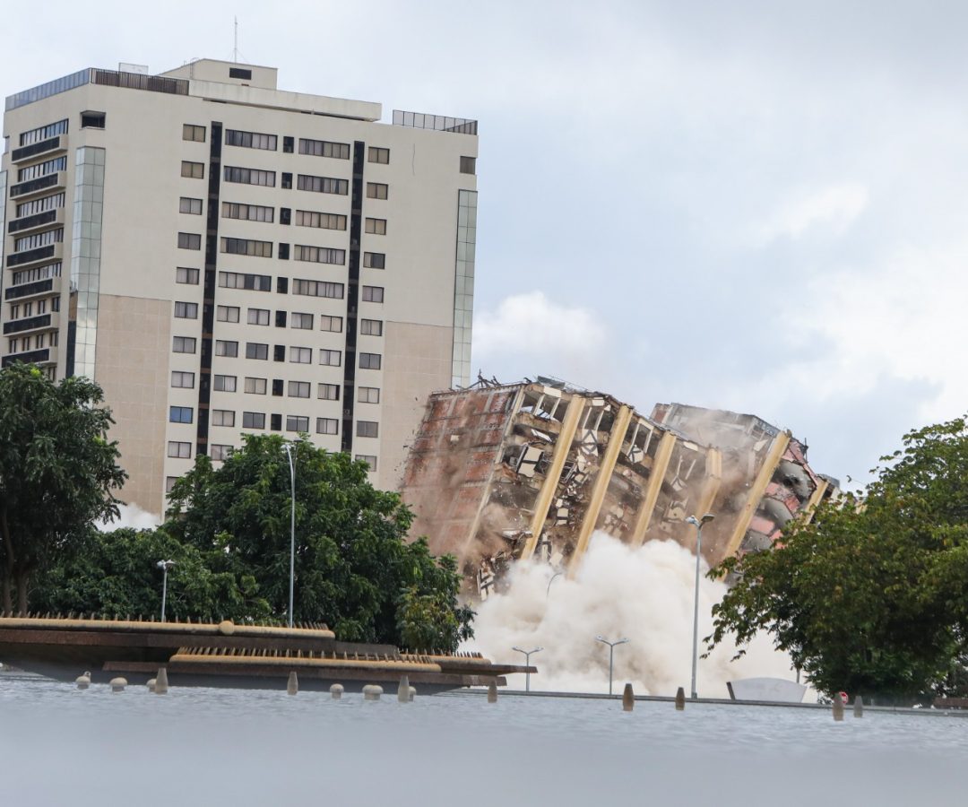 Implosão do Torre Palace em Brasília ocorre com sucesso e segurança