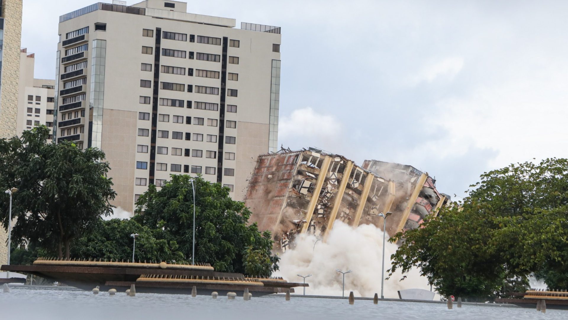 Implosão do Torre Palace em Brasília ocorre com sucesso e segurança