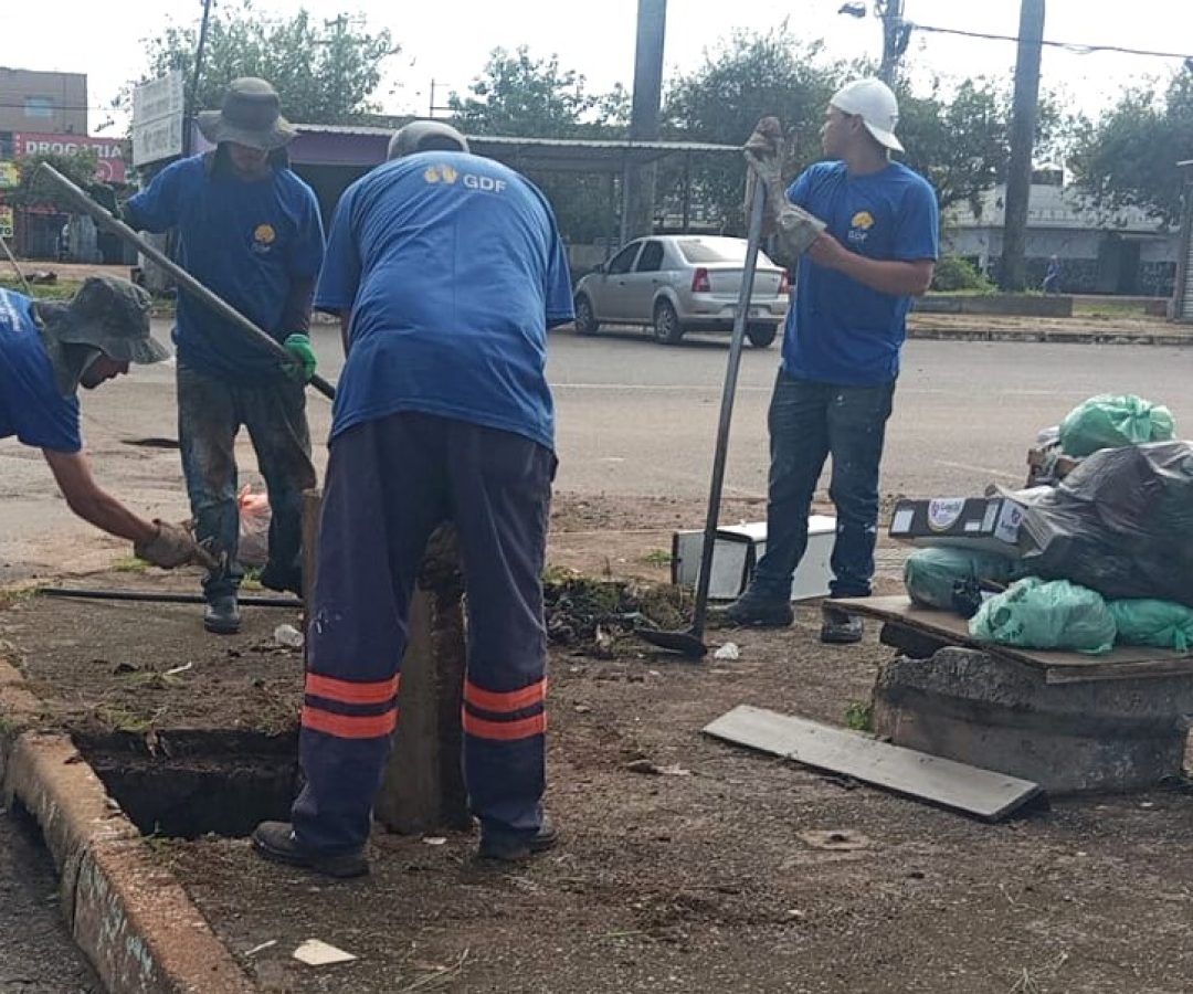 Operação em Ceilândia remove 300 kg de lixo de bueiros para evitar alagamentos