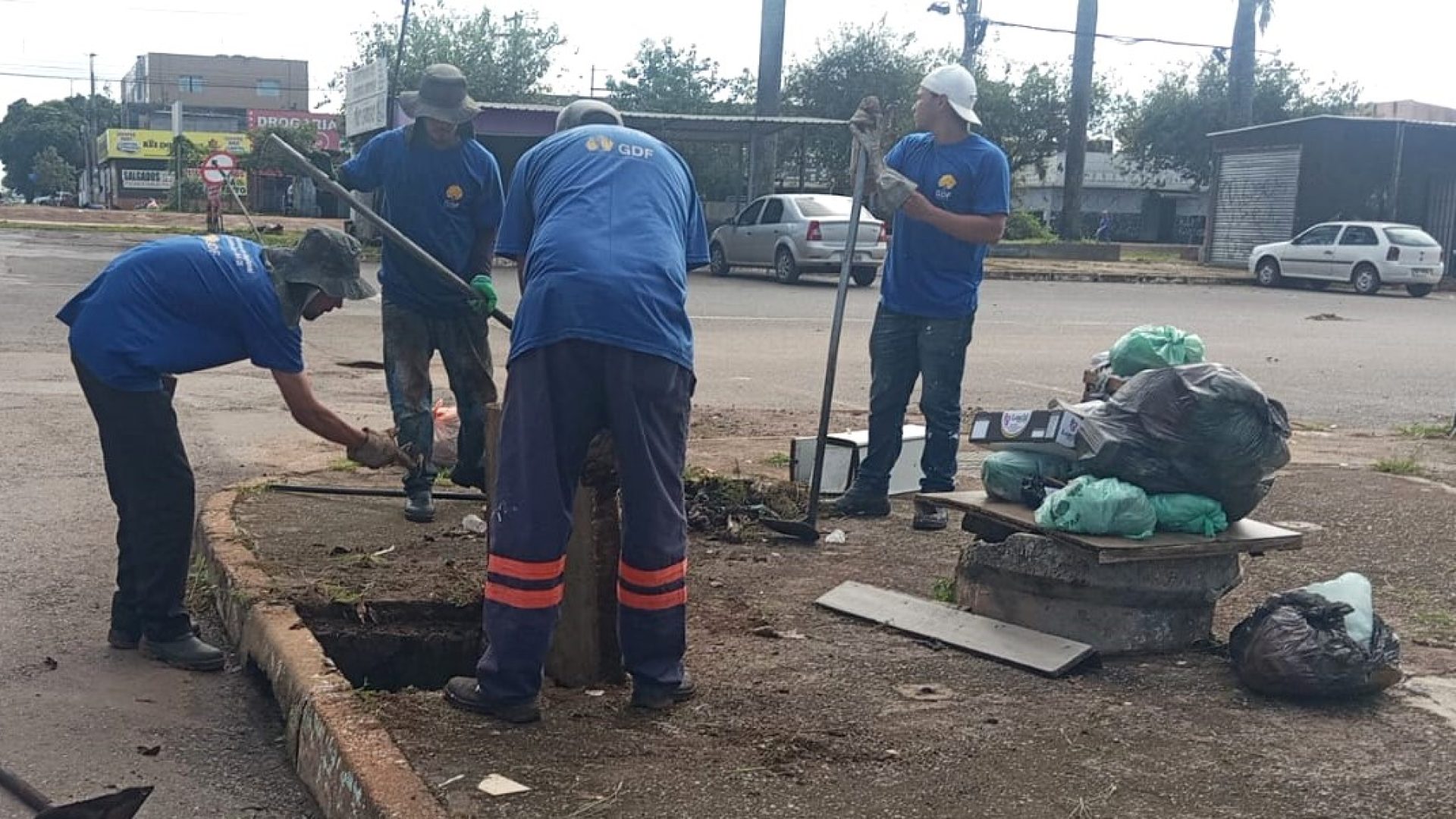Operação em Ceilândia remove 300 kg de lixo de bueiros para evitar alagamentos