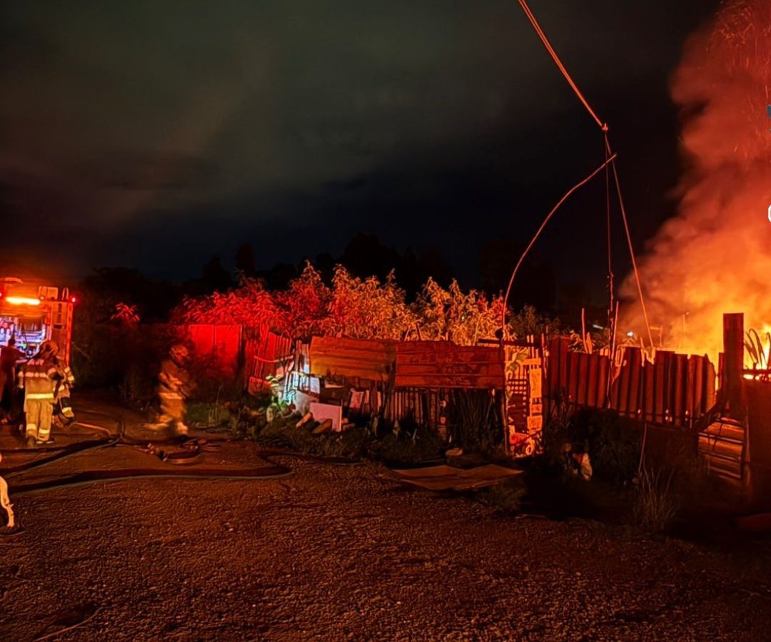 Incêndio atinge casebre e mobiliza cinco viaturas dos bombeiros no Núcleo Bandeirante