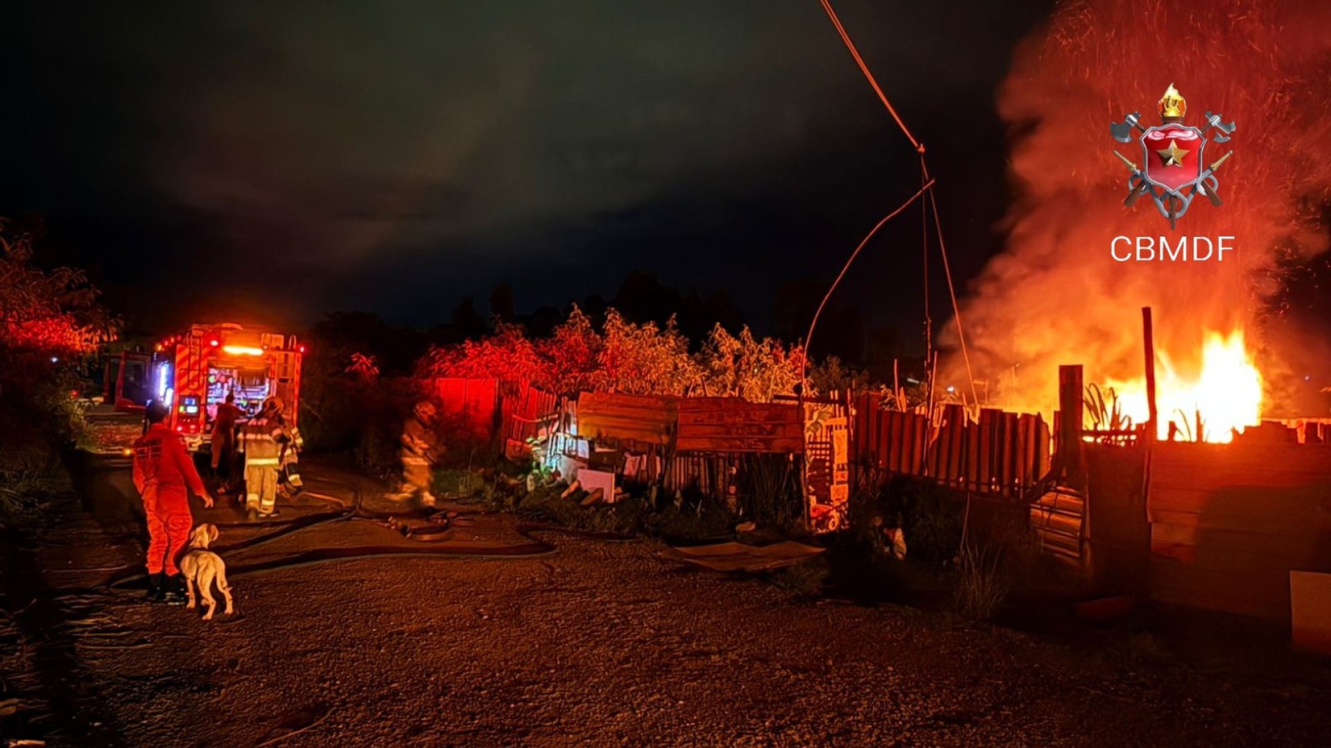 Incêndio atinge casebre e mobiliza cinco viaturas dos bombeiros no Núcleo Bandeirante