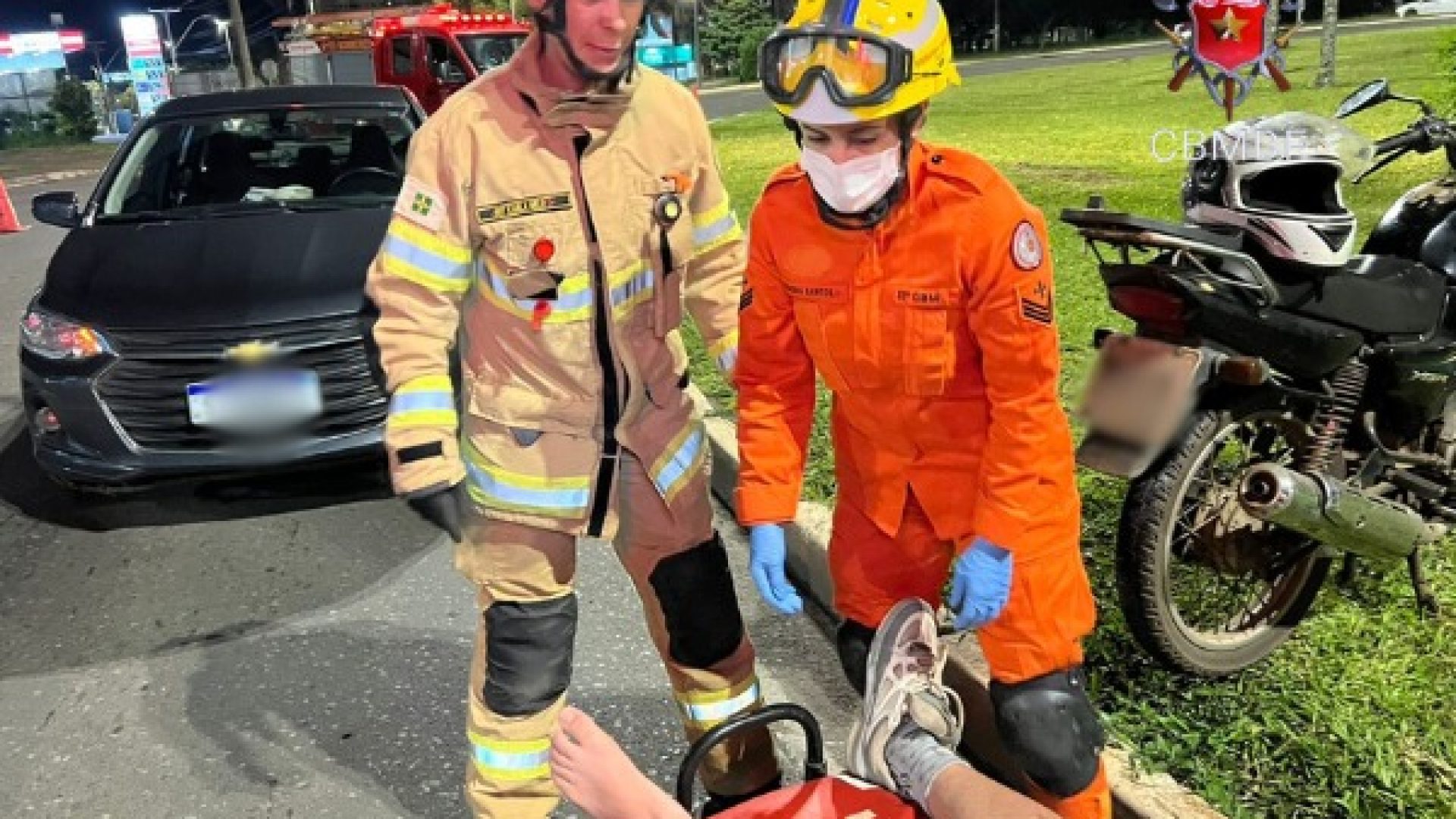 Sinistro entre carro e moto deixa motociclista ferido em Samambaia Norte