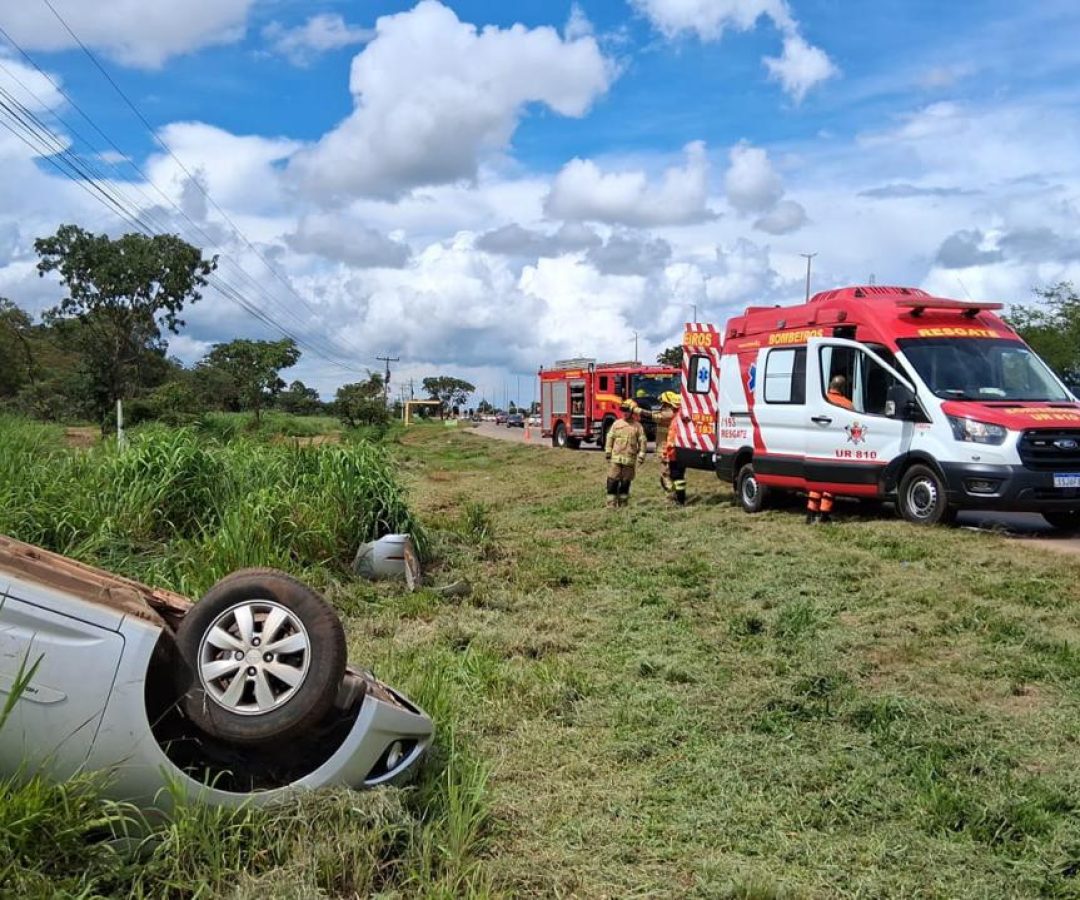 Capotamento na DF-001 deixa três pessoas feridas