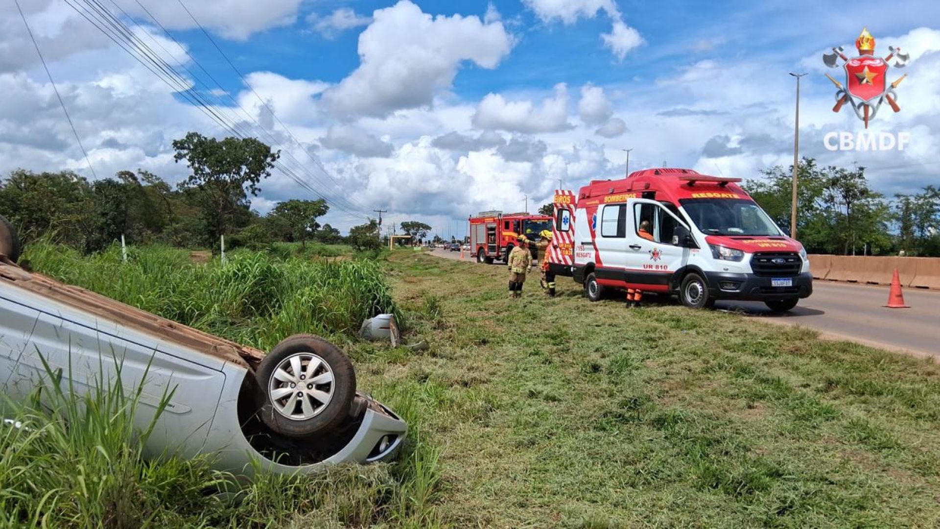 Capotamento na DF-001 deixa três pessoas feridas