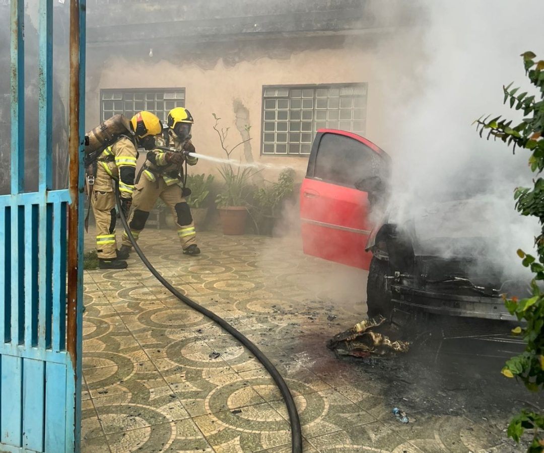 Veículo pega fogo dentro de casa em Ceilândia Norte